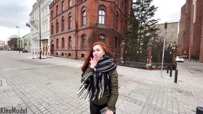 Avalik pealevõtmine: ilus tüdruk saab iPhone'i eest perset ja saab sperma oma tussu. CleoModel